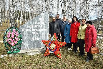 Сегодня заводчане по традиции возложили венок у обелиска на Уржумке и почтили память погибших